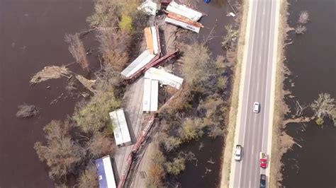 Wisconsin train derails, sending cars into Mississippi River